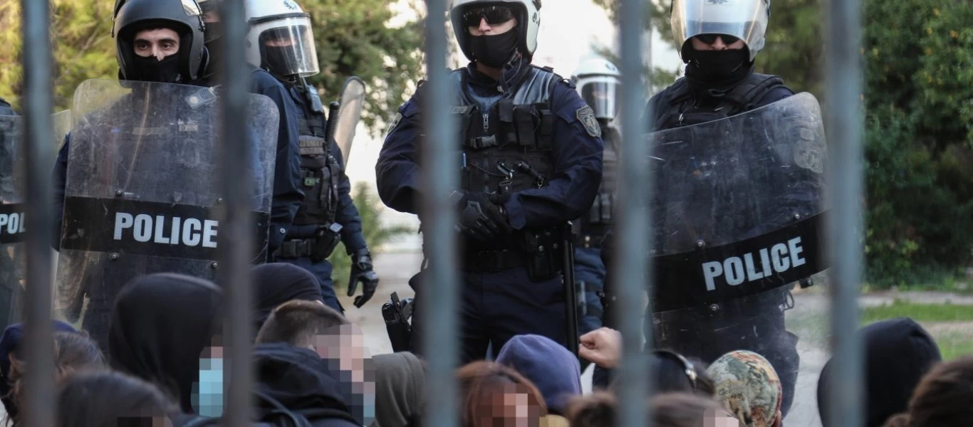 Συγκέντρωση στην πλατεία Εξαρχείων έπειτα από την έφοδο των ΜΑΤ στο Μετσόβιο Πολυτεχνείο (βίντεο)